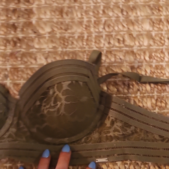 Green Underwire Bra with Molded Cups and Adjustable Straps - Picture 5 of 7